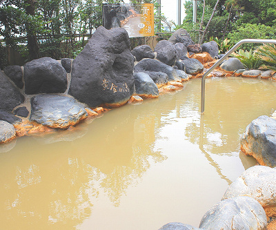 源泉かけ流しの露天風呂(男性)