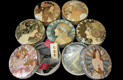 和紅茶、チョコレート入りオリジナルミュシャ缶(各950円)