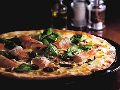 ピッツァ アズーラ(4種のチーズと生ハムとルッコラのピッツァ 黒トリュフ添え)