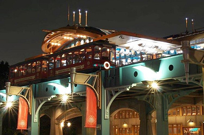 夜のポートディスカバリー駅