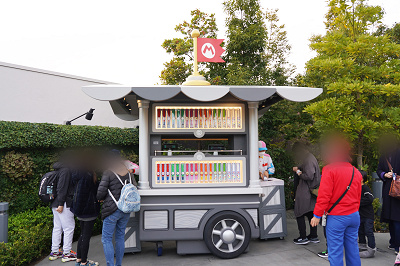 パワーアップバンドの販売ワゴン（エリアエントランスまでの通路左手）