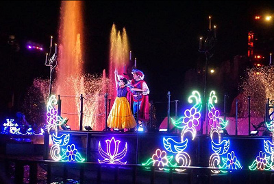 ショー中盤に登場するプリンセスの水上フロート（白雪姫）