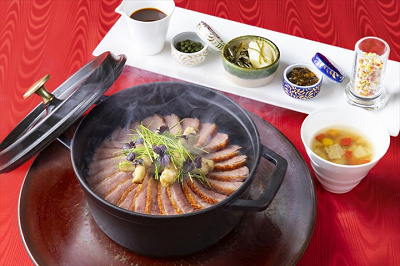 瞬間燻製した鴨肉のココットご飯 ぶしゅかんの佃煮と生姜香るベジタブルブロス