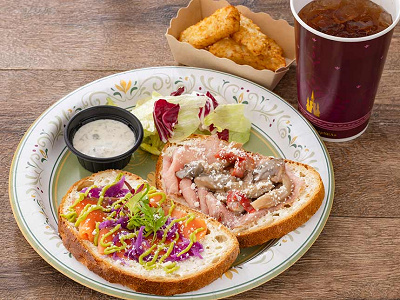 スモーブロー（ローストビーフ、スモークサーモントラウト、レムラードソース）