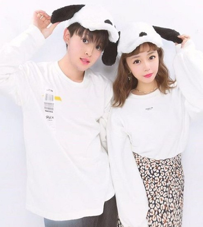 帽子と白トップスを使ったスヌーピーコーデ