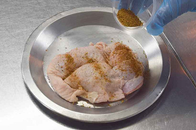 鶏肉にケイジャンシーズニングを全体にまぶす