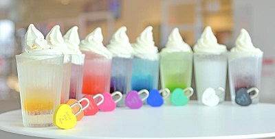 梅田スカイビルの10色のドリンクとハートロック