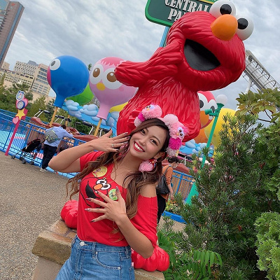 真っ赤なエルモのTシャツとキュートなピンクのモッピーカチューシャの相性はバツグンです!