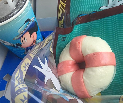 白地にピンクのラインがとってもキュート♡