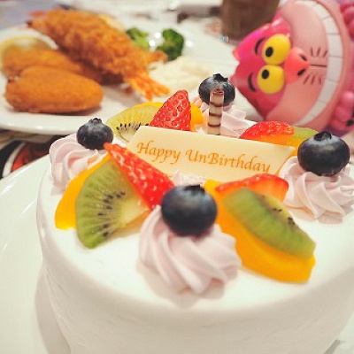 不思議の国のアリスで登場するアンバースデーケーキは大人気です!