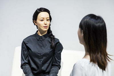 左側の女性が「オトナロイド」