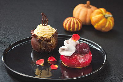 USJ秋フード:(左)バロン ~モンブラン&ナッツムース~ (右)バロネス ~チーズケーキ&ポートワインジュレ~