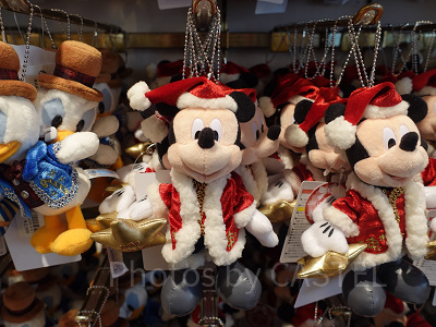 ディズニークリスマスグッズ2022：ぬいぐるみバッジ（ミッキー）