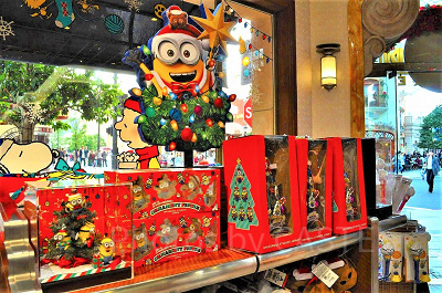 ユニバーサルスタジオストアの店内のディスプレイ（写真左がミニオンの小さなクリスマスツリー3,500円）