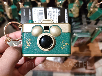 ディズニーイマジニングザマジックグッズ：カメラ型キーチェーン