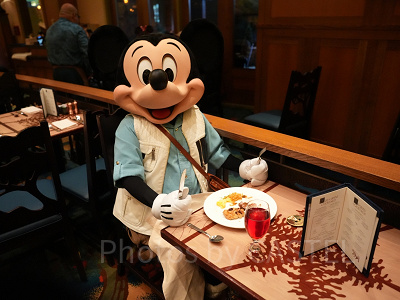 カリフォルニア・アナハイムディズニーのキャラクターダイニング：ミッキーに食事と席を取られて！？