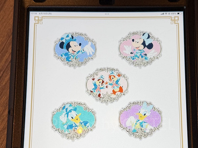 25周年デザインのピンバッジ