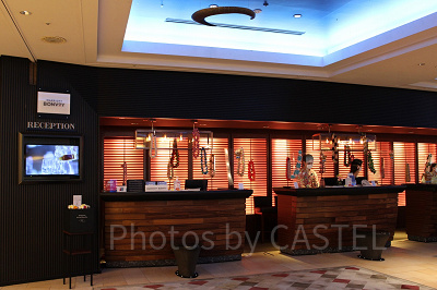 2階フロント。ハワイアンフェアの装飾でゲストをお出迎え