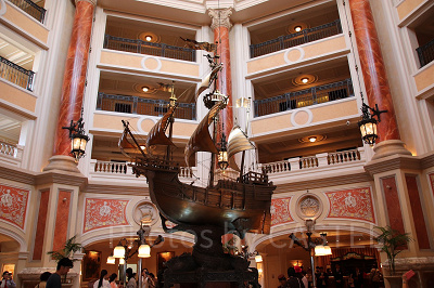 ミラコスタラウンジには大きな船が