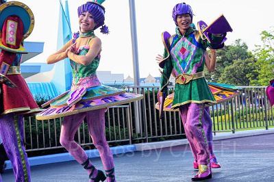 時計モチーフの衣装を着たダンサー