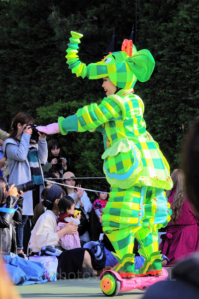 象モチーフの衣装を着たダンサー