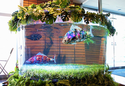 水槽を泳ぐ魚ロボット