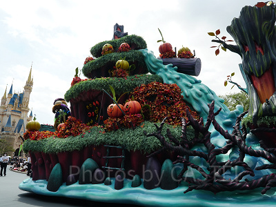 クリッターカントリーをイメージしたフロート