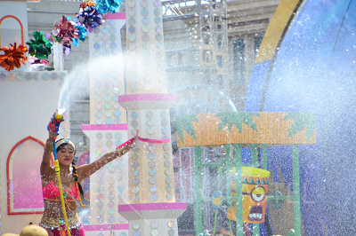 大量の放水がゲストに降りかかります！