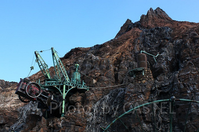 多くのエリアと隣接し、人気アトラクションもあるミステリアスアイランド