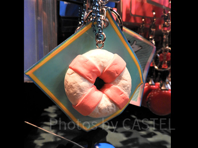 人気の高いうきわまんがキーホルダーに