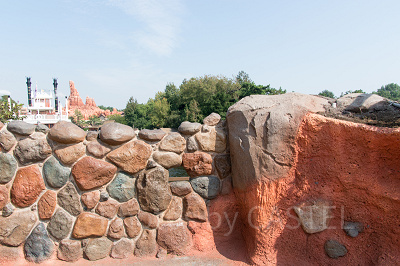 子連れでも嬉しい小窓付きの石垣