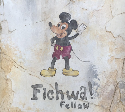 アフリカエリアのハランベマーケットにある壁。「Fichwa Fellow」はスワヒリ語で「隠れている仲間」