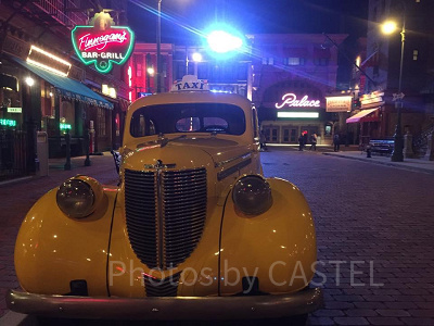 夜のニューヨークエリアに佇む黄色いタクシー