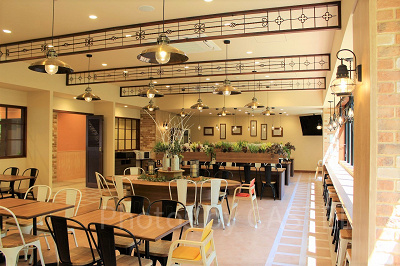 ラ・マルシェは約100席