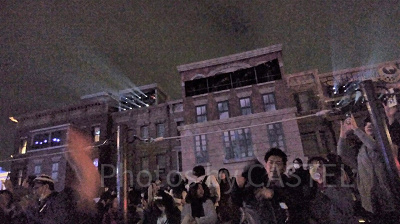 USJの「天使のくれた奇跡Ⅲ」が終了後は照明係も手を振ってゲストを見送る（最上階の幕が上がっている暗場所）