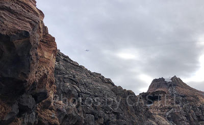 プロメテウス火山の上を通過する飛行機ももしかして・・？