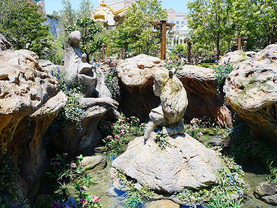 アリス、イモムシのロックワーク