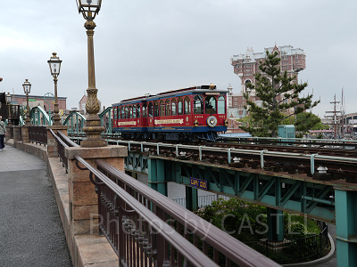 たくさん乗客を乗せて走るエレクトリックレールウェイ