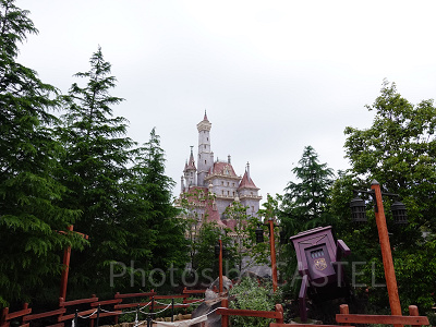 美女と野獣の城の左からのアングル