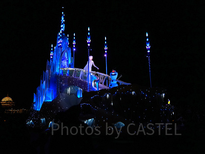 「エレクトリカルパレード・ドリームライツ」に登場するアナ、エルサ、オラフ