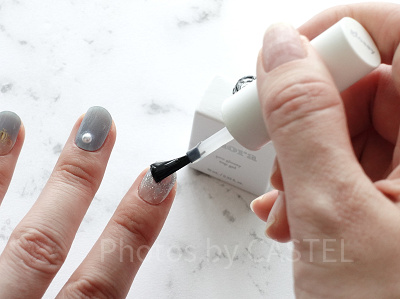 トップジェルを塗って硬化する