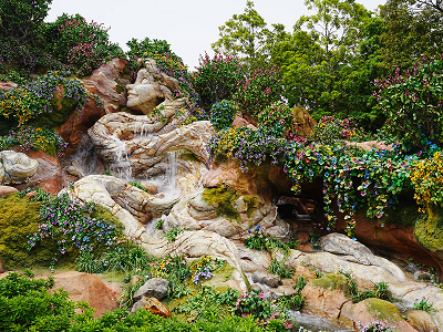 ファンタジースプリングスのパーク内入口にあるラプンツェルの像