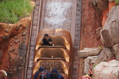 アトラクションもソーシャルディスタンスをキープ