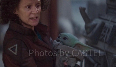 抱っこされるベビーヨーダ（ザ・チャイルド）