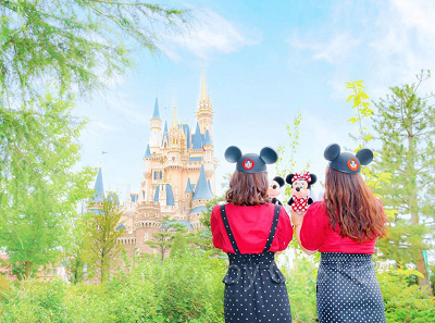 ディズニーインスタ映え】トレンドは顔隠しポーズ！？顔を見せ