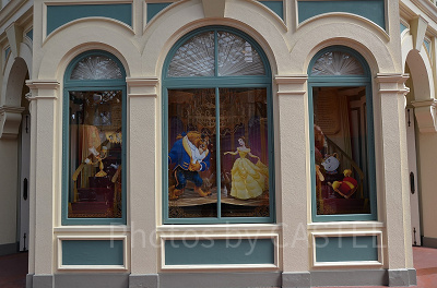 美女と野獣のショーウインドー