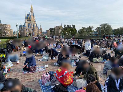 ソーシャルディスタンス緩和前の様子(シンデレラ城前)