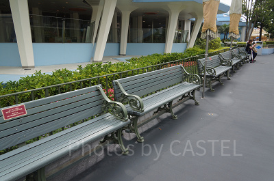 1個おきに座る仕様のベンチ