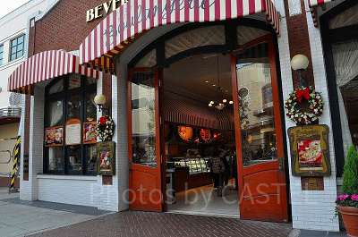 ビバリーヒルズブランジェリーのテイクアウトウインドウ(左)