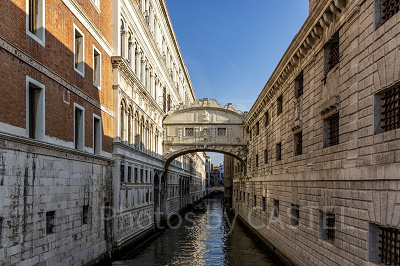 ヴェネツィアンゴンドラの「願い橋」の基となった「ため息橋」